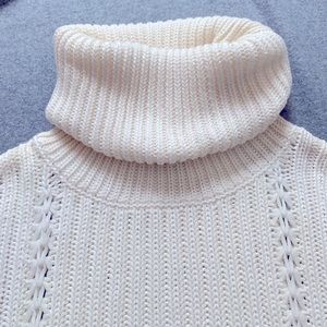 TAHARI- BEAUTIFUL Loose Knit Cowl Sweater
